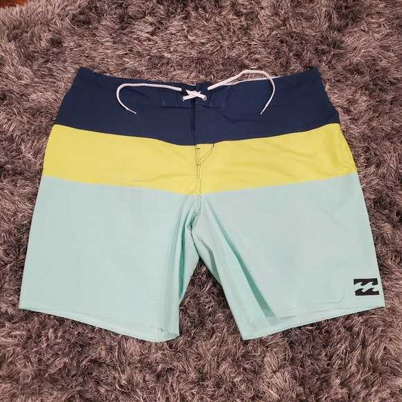 EUC Men's Billabong Boardshorts size 40